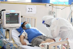 一名重症新冠肺炎患者于2021年疫情爆发期间获送至野战医院接受治疗。（图：莲英）