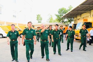 第七军区司令阮长胜中将（左二）前往视察各单位的场地搬迁工作。