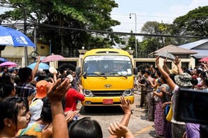 大批亲友守在仰光永盛监狱外，等候狱方把获特赦的囚犯载出。（图：AFP）
