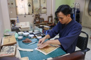 郑汉光选择修复旧书为谋生之道。