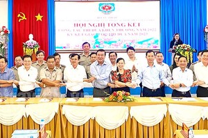 南部西区各省司法厅领导签署2023年竞赛运动协议后以花式握手合照。（图：茶荣报）