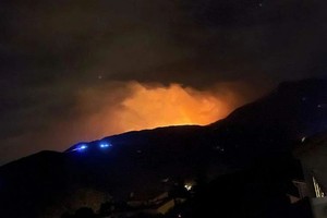 法国边境小镇塞贝尔（Cerbere）自16日起野火不断，熊熊烈火烧毁近千公顷土地，漆黑夜空布满红光。（图：路透社）