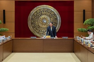 国会副主席阮德海主持会议。（图：国会）