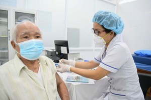 本市将继续为高危人群接种新冠疫苗。（示意图：黄朝）