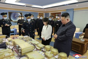 金正恩18日携女儿金主爱视察朝鲜国家宇宙开发局，强调按计划发射军事侦察卫星1号。（图：朝中社）
