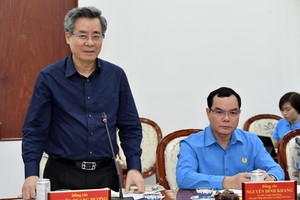 中央组织部副部长阮光阳（左）在会议上发言。（图：越勇）