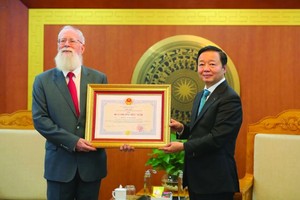 迈克尔‧帕森斯博士获越南友谊勋章