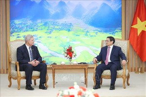 政府总理范明政（右）接见美国农业部长汤姆‧维尔萨克。（图：越通社）