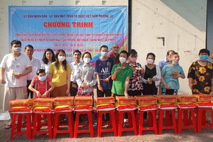 第八郡第十坊残疾人士获赠送礼物。