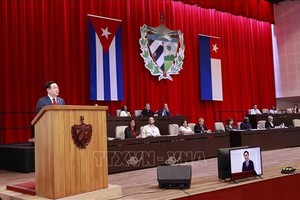 国会主席王廷惠在会议上发表讲话。（图：越通社）