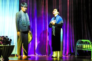 人民艺人白雪在电影《稳当战队》中重演改良剧《榴姑一生》。