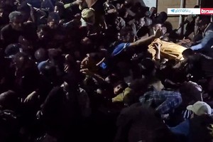 地时间19日傍晚，也门首都萨那发生踩踏事件，造成至少79人死亡，涉事商人被逮捕。（图：视频截图）