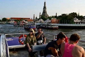一群外国游客在曼谷乘船观光。（图：AFP）