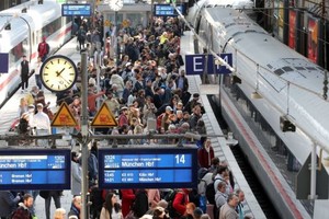 德国全境铁路服务罢工，导致列车服务大受影响，旅客争相登上列车。（图：AFP）