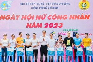 市委副书记阮胡海（中）向女工人赠送礼物。（图：越勇）