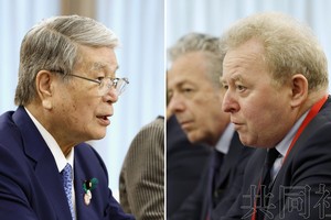 4月21日下午，日本农相野村哲郎（左）在宫崎市与欧盟农业委员沃伊切霍夫斯基举行会谈。（图：共同社）