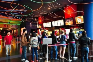 对于在影院播映的电影，必须在电影屏幕、网站、在线购票软件、直接售票柜台和其他适当的形式上显示电影分级级别。