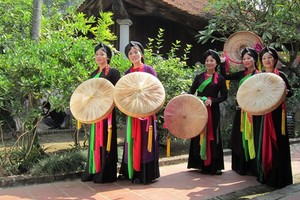 官贺艺人。（图：大团结报）