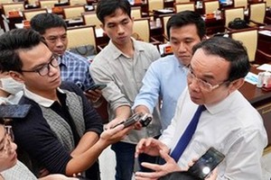 市委书记阮文年在市人民议会会议小休时接受媒体的采访。