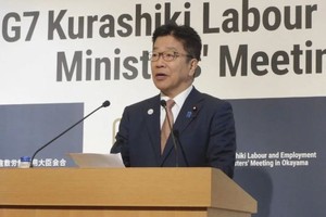 七国集团（G7）劳动就业部长会议23日在日本冈山县仓敷市闭幕，日本卫生部长加藤胜伸在新闻发布会上发表讲话。（图：AFP）