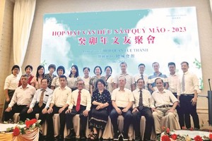 穗城会馆理事会与文友聚会合照。