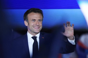 去年4月，法国总统马克龙在巴黎出席选举后的庆祝集会。（图：互联网）