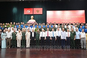 市委书记阮文年与出席代表合影。（图：市党部新闻网）
