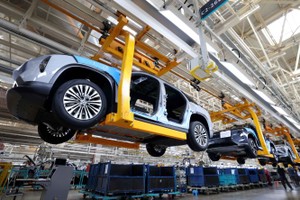 中国安徽省合肥市一家工厂的汽车装配线。