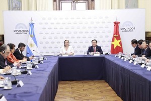 国会主席王廷惠在会谈上发表。（图：越通社）