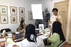 绘画家指教学员如何分析图画彩色。