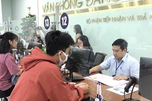 民众在守德市土地注册办公室办手续。