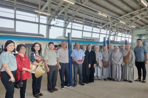 第五郡组团参观地铁１号线列车