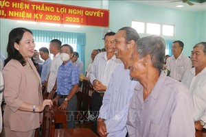 国家副主席武氏映春与安江省州城县选民交谈。（图：越通社）