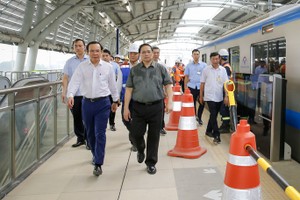 政府总理范明政与市委书记阮文年视察地铁1号线。
