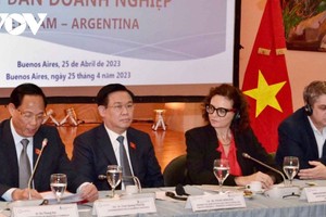 越南国会主席王廷惠(左二)出席两国企业论坛。（图：VOV）