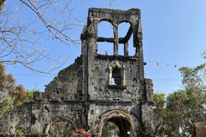 H'Bâu古教堂面前。