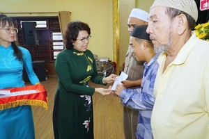 第一郡郡委书记苏氏碧珠向当地少数民族贫困户赠送礼物。（图：玉进）