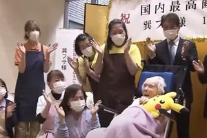 众人围绕在巽房身边献上祝贺。（图：互联网）