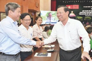 市人委会主席潘文迈与各代表交谈。