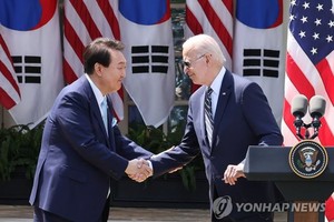 当地时间4月26日，在美国白宫，韩国总统尹锡悦（左）和美国总统拜登在联合记者会上握手。 （图：韩联社）