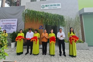 丰州公园公共厕所系统改造、建设工程移交仪式。（图：阮珠）