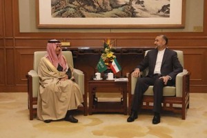 图为4月6日，沙特阿拉伯外交部长费萨尔在中国北京会见伊朗外交部长阿卜杜拉希扬。（图：路透社）