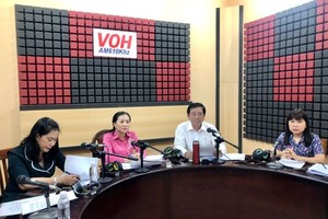 出席“发挥越南祖国阵线委员会在斗争、防打领导人、干部、党员的道德蜕化中角色”座谈会的代表们交换意见。