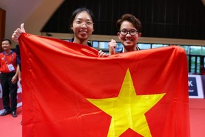 范青芳草（左）和孙女鸿恩。（图：互联网）