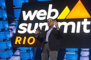 5月1日，里约热内卢市长爱德华多·帕埃斯在巴西里约热内卢举行的网络峰会开幕式上致辞。（图：新华社）