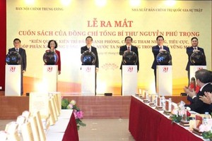 党中央总书记阮富仲的“坚决、坚持斗争防打贪腐，为建设党与国家日益廉洁、坚强作出贡献”书籍发布仪式。