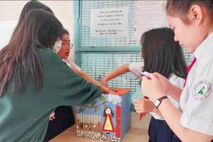 第一郡梁世荣高中学校的学生抽签进行30日幸福的挑战。