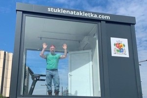 极限运动员玻璃箱生活 15 日