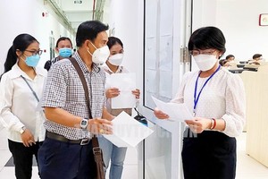 图为2022年市党、团体机关公务员晋级考试考生走进考场一隅。（图：市党部新闻网）