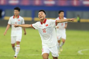 泰山球员庆祝进球。（图源：互联网）